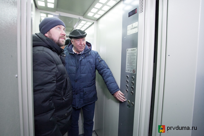Эдуард Вольхин лично проверил установленные по областной программе новые лифты