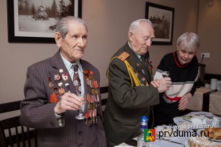 Депутат Эдуард Вольхин поздравил ветеранов войны