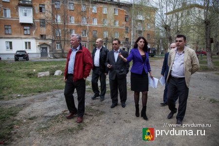 Депутаты осмотрели дворы, в благоустройство которых будет вложено 40 миллионов рублей