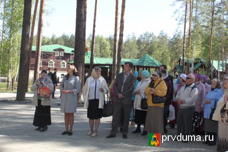 Депутат Наталья Воробьева организовала для ветеранов экскурсию на Ганину яму