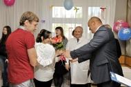 В день защиты детей молодых родителей поздравил Глава Первоуральска Николай Козлов