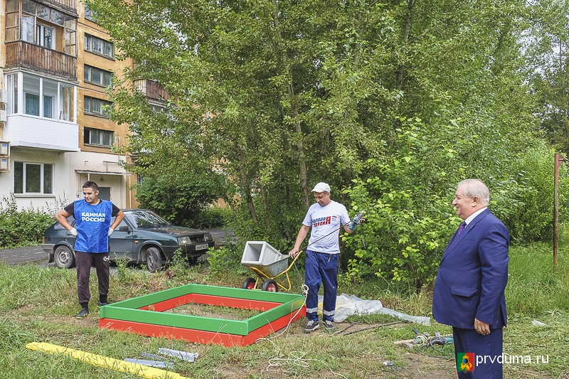 В рамках проекта партии «Единая Россия» депутаты установили детский спортивно-игровой комплекс