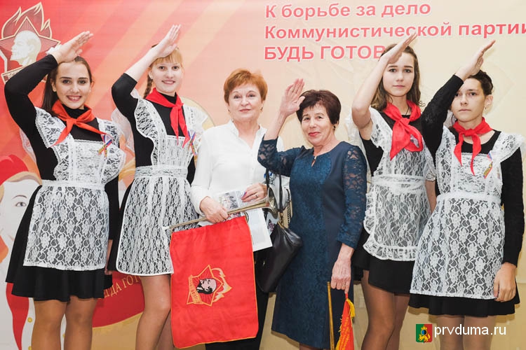Наталья Воробьева поздравила с юбилеем школу № 12