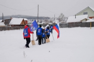 Активисты «Единой России» и «Молодой гвардии» построили еще одну горку