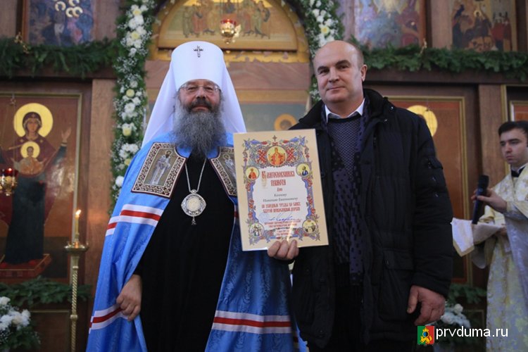 Владыка Кирилл вручил Николаю Козлову почетную грамоту
