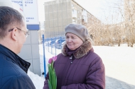 Депутаты «Единой России» 8 марта дарили женщинам цветы