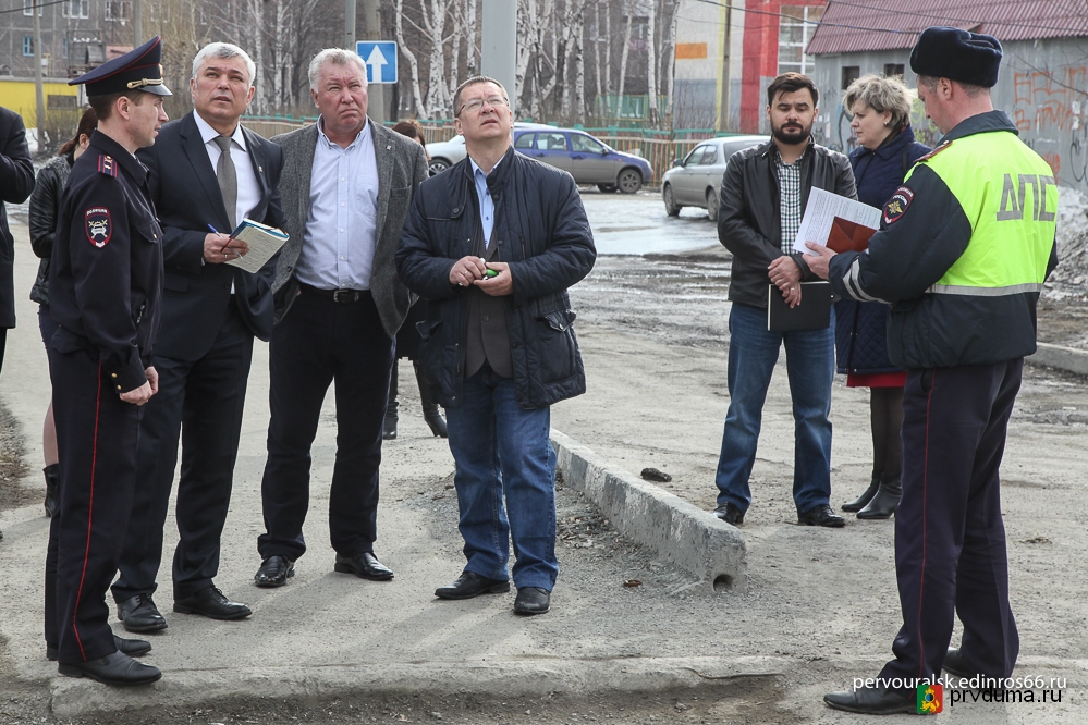 Депутаты «Единой России» проверили состояние пешеходных переходов у городских школ