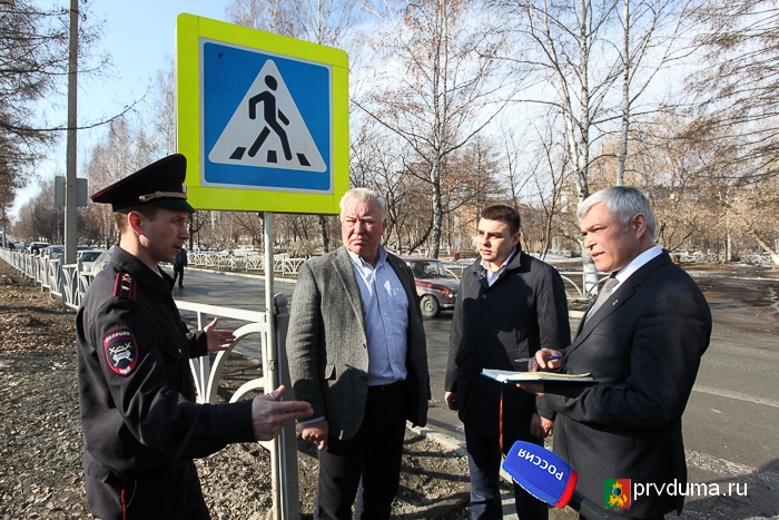 Депутаты «Единой России» проверили состояние пешеходных переходов у городских школ