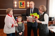 Глава Первоуральска вручил исторические документы детям и внукам войны