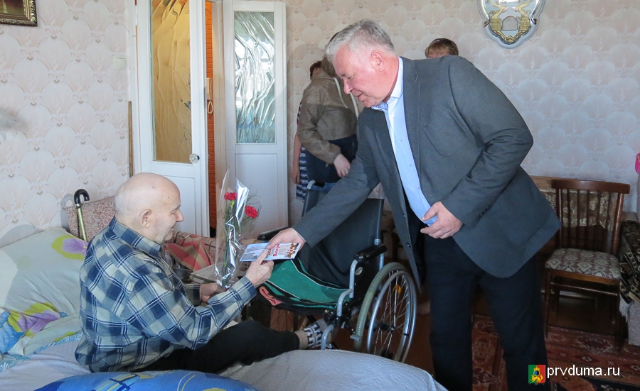 Эдуард Вольхин поздравил ветеранов с Днем Победы