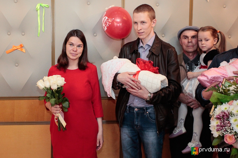 Депутаты «Единой России» поздравили молодых родителей с рождением детей