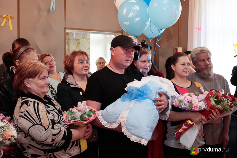 Депутаты «Единой России» поздравили молодых родителей с рождением детей