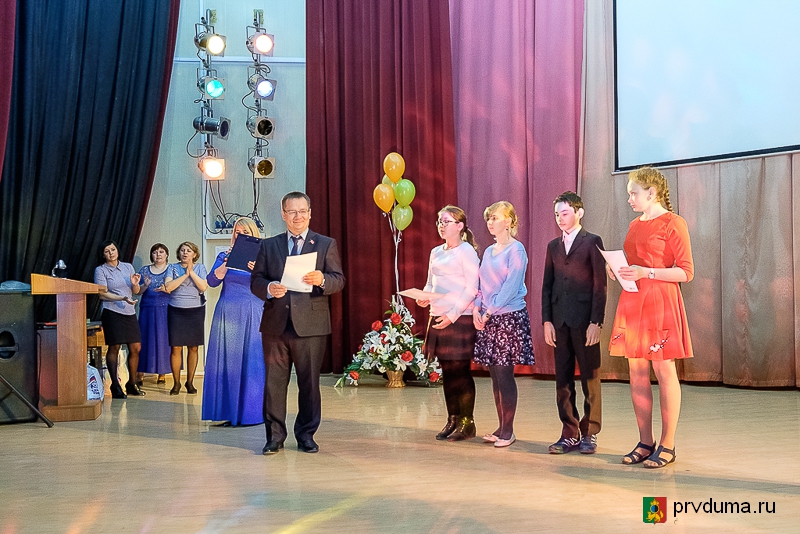 Владислав Изотов вручил подарки лучшим дворовым клубам города