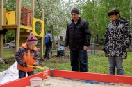 Николай Шайдуров установил детскую площадку у детской поликлиники