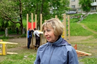 Светлана Титова установила детскую площадку на Емлина