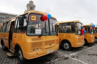 Евгений Куйвашев вручил Николаю Козлову ключи от нового школьного автобуса