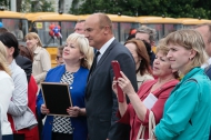 Евгений Куйвашев вручил Николаю Козлову ключи от нового школьного автобуса