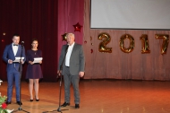 Эдуард Вольхин поздравил «золотых» выпускников Первоуральска