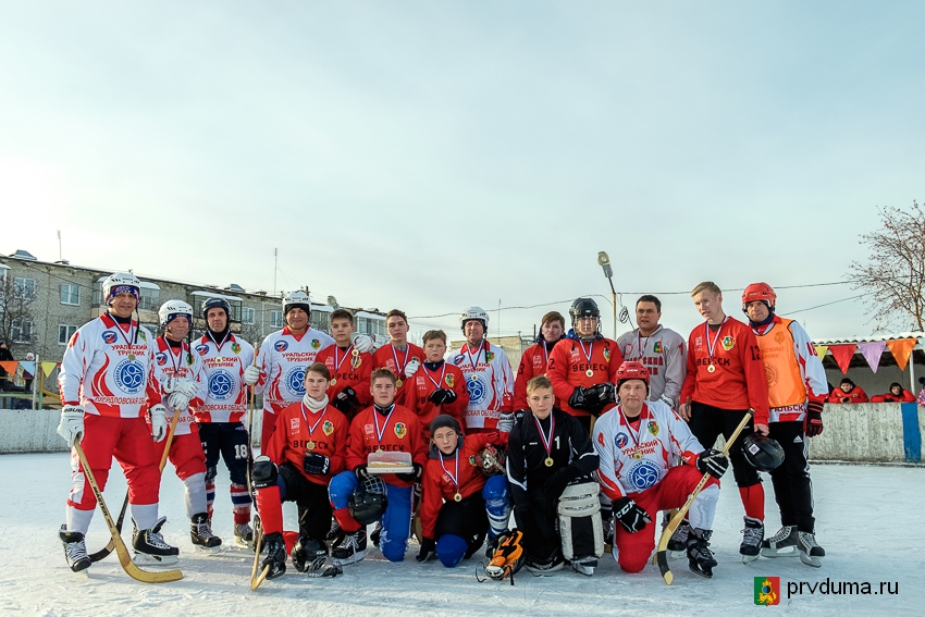 Николай Козлов и Александр Гильденмайстер сыграли с юными хоккеистами