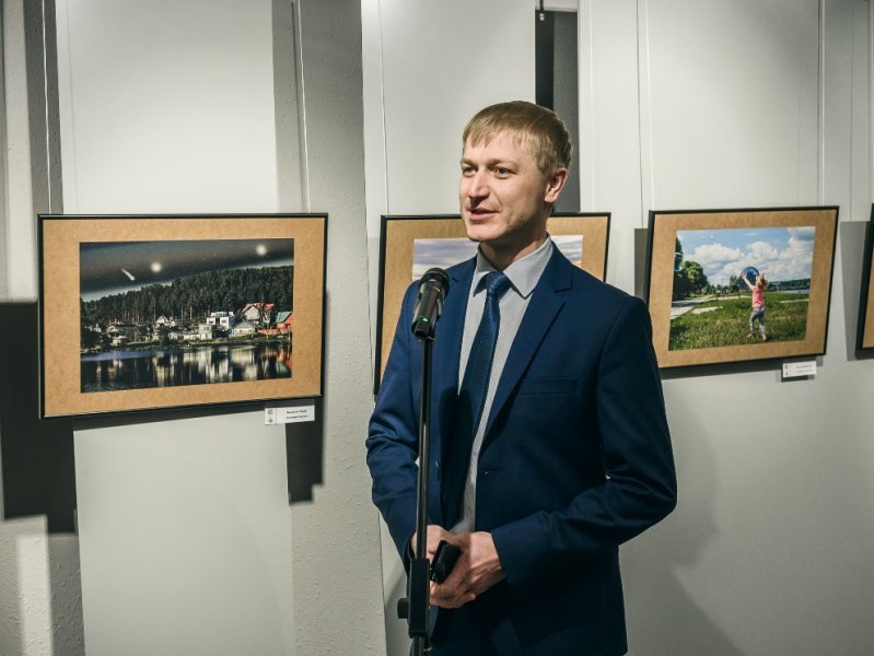 Станислав Ведерников открыл фотовыставку «Город первых»