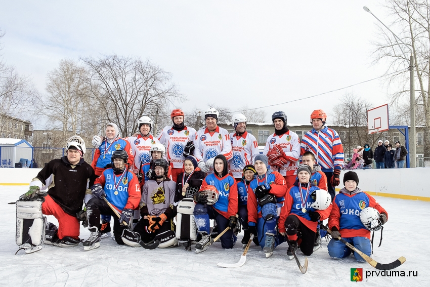 Депутаты сыграли в хоккей с ребятами из Новоуткинска