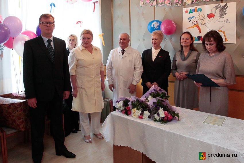 Галина Селькова и Николай Шайдуров поздравили молодых родителей с Днем защиты детей