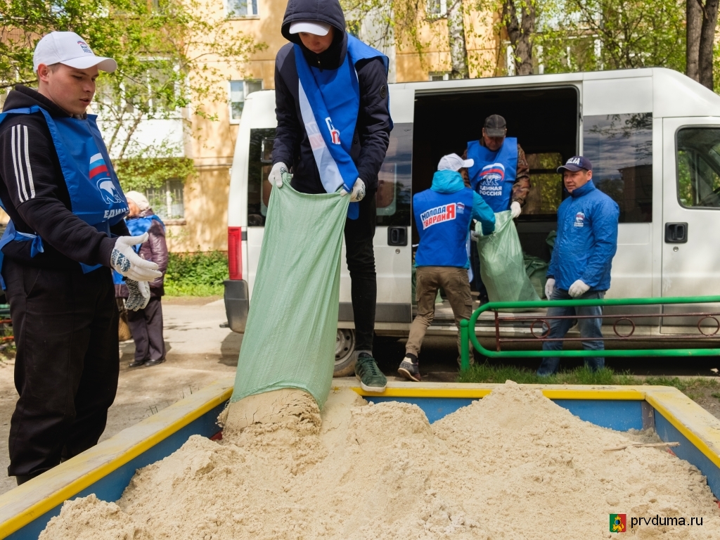 В Международный день защиты детей депутаты «Единой России» дали старт акции «Песок в песочницы»