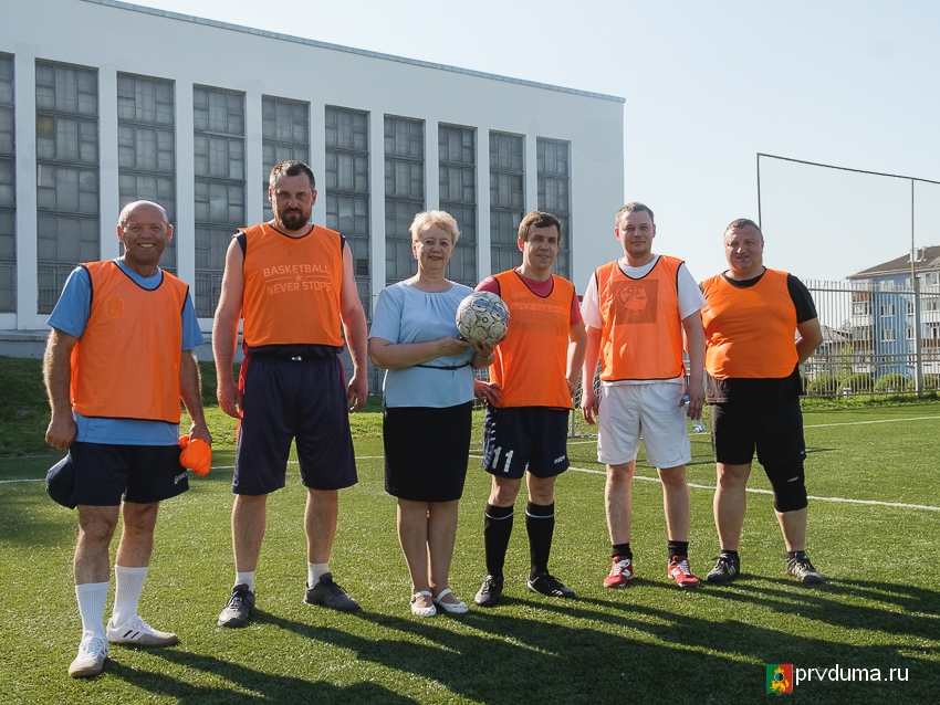 Команда депутатов одержала победу в товарищеском футбольном матче