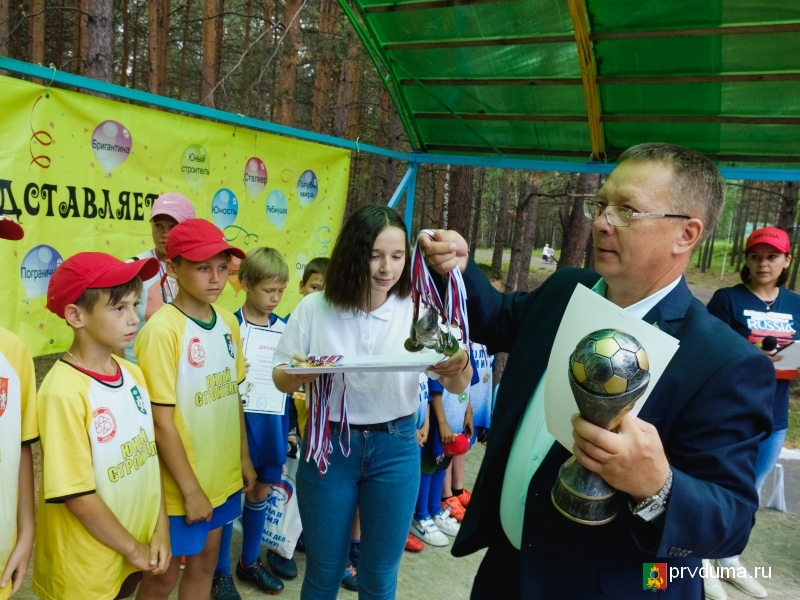 Владислав Изотов наградил победителей турнира «Кожаный мяч»