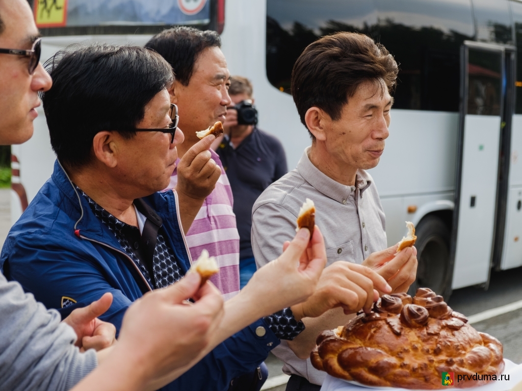 Делегацию из Кореи встретили хлебом-солью, блинами и уральскими пельменями