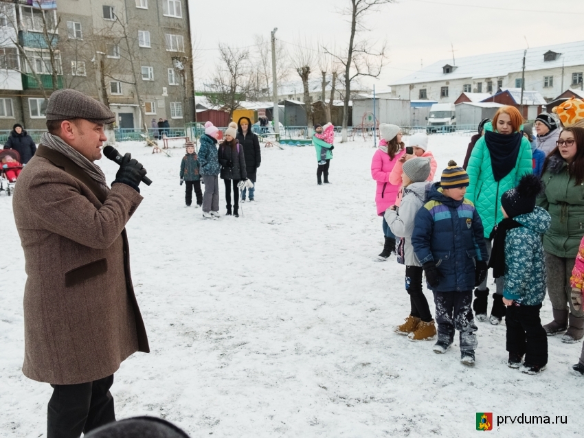 Дмитрий Чураков и общественники «зажгли» на празднике двора в Новой Утке