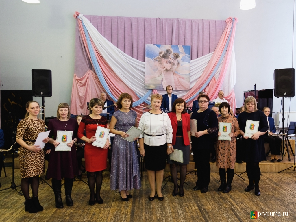 Депутаты поздравили с Днем матери женщин-новотрубниц