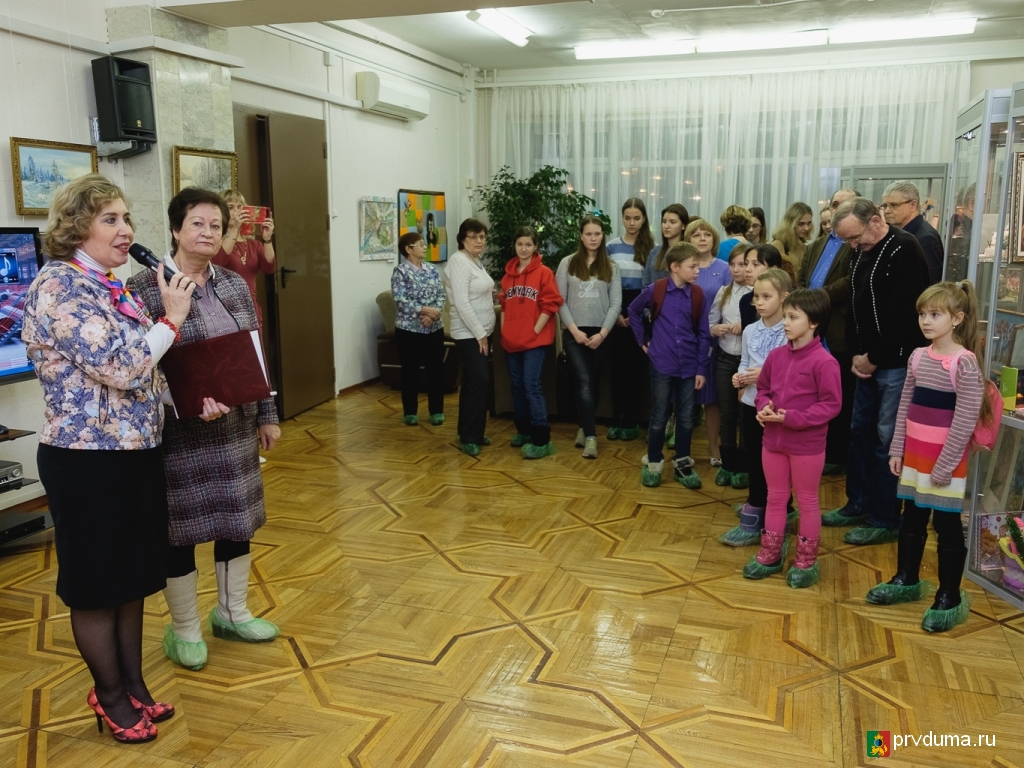Светлана Титова открыла рождественскую выставку