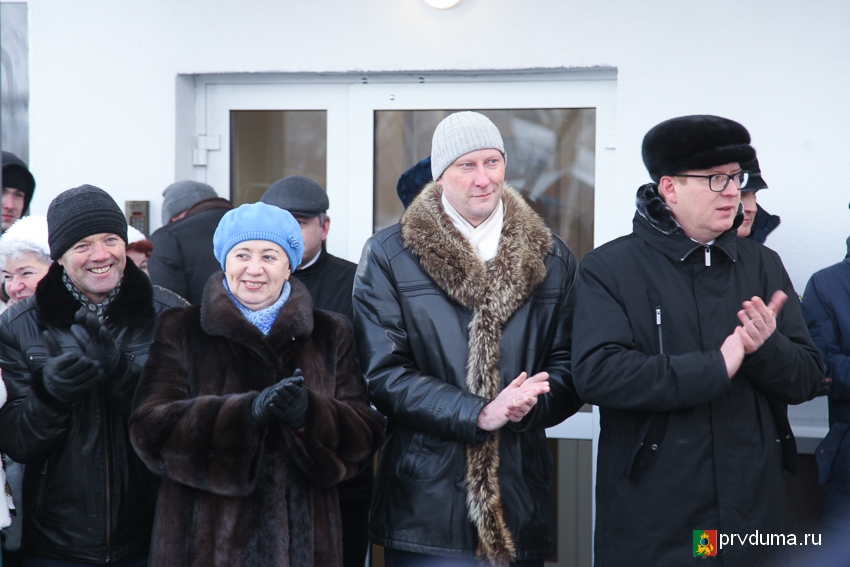 Галина Селькова поздравила жителей разрушенного дома в Вересовке с новосельем