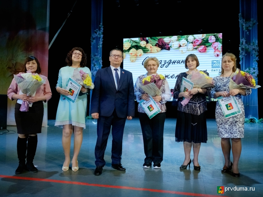 Депутаты поздравили работниц ПНТЗ с 8 Марта