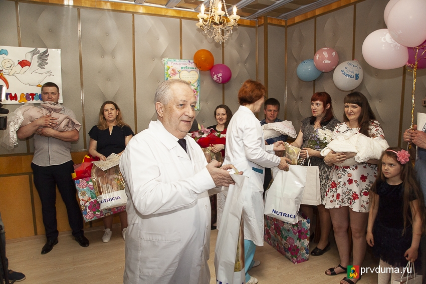Депутаты поздравили новорожденных и их родителей с Днем Защиты детей