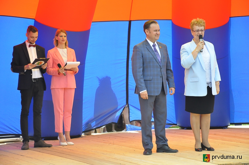 Депутаты поздравили жителей Новоуткинска с 270-летним юбилеем поселка