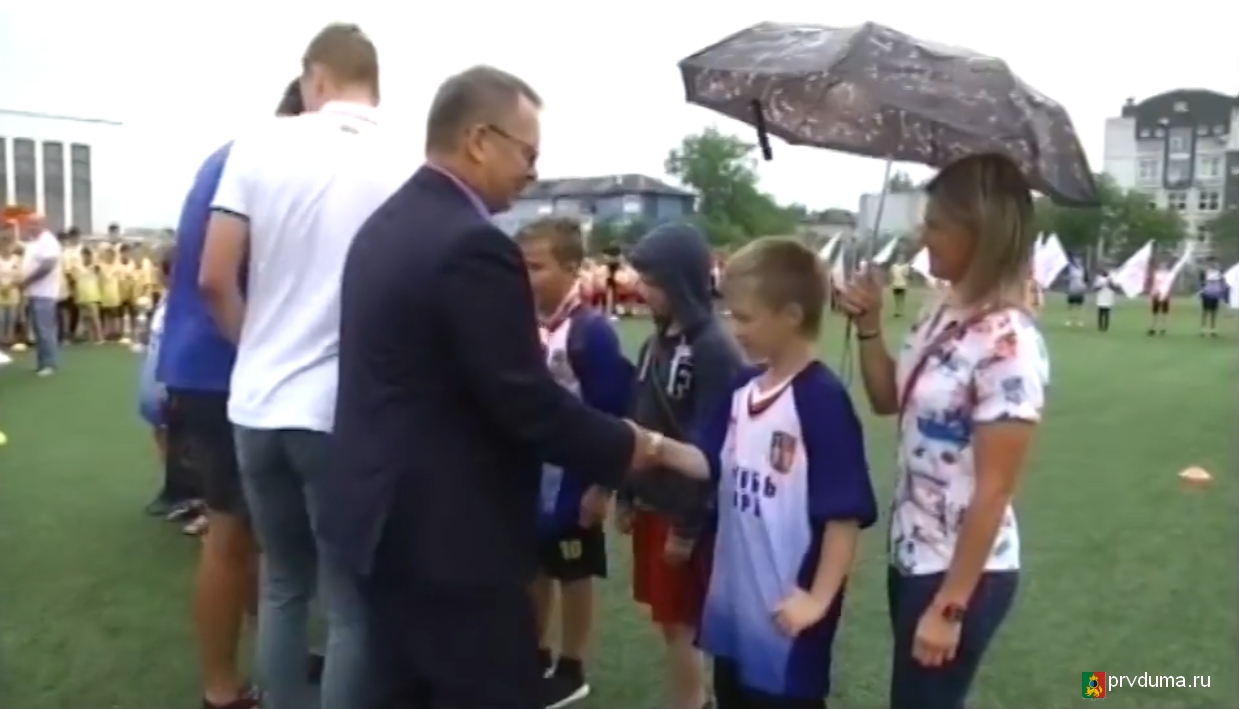 Владислав Изотов поздравил юных футболистов
