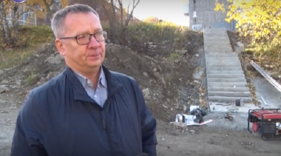 По наказам избирателей Владислава Изотова на проспекте Космонавтов установили лестницу