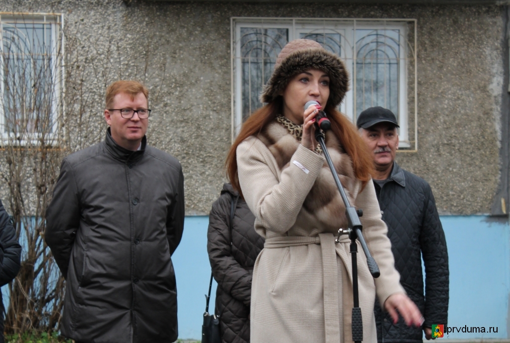 Депутаты поздравили жителей с открытием благоустроенного двора на Трубников