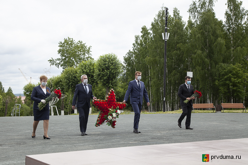Галина Селькова возложила цветы к монументу героям фронта и тыла