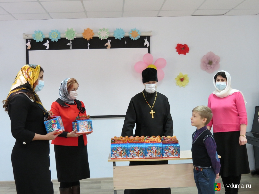 Наталья Воробьева и Светлана Титова привезли детские подарки в храмы Первоуральска