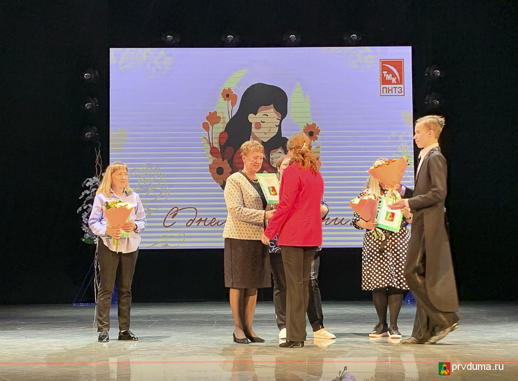 Галина Селькова поздравила новотрубниц с Днем матери